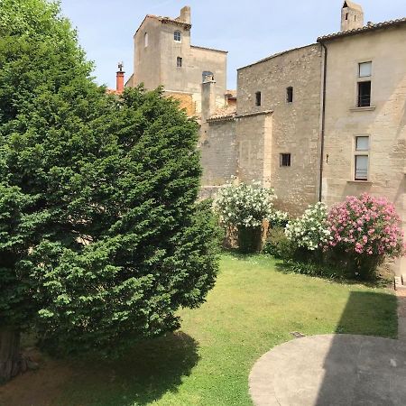 Appartement A La Roquette, Dans L'Hotel De Divonne, Classe. Arles Exterior foto