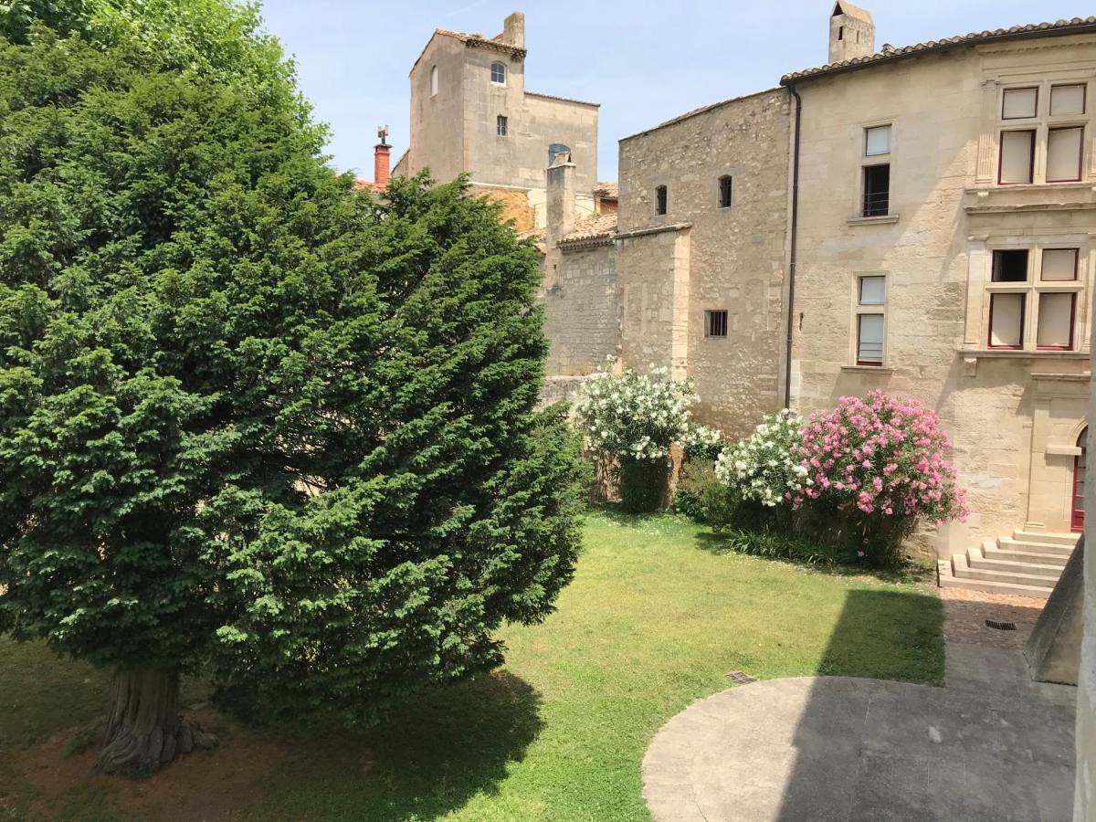 Appartement A La Roquette, Dans L'Hotel De Divonne, Classe. Arles Exterior foto